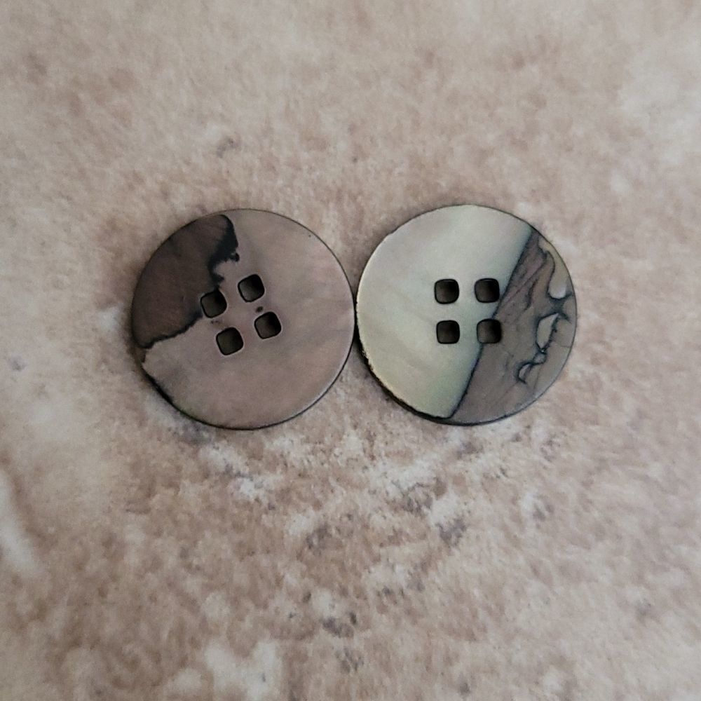 Gucci Set Of 2 Bronze Iridescent Buttons Engraved With 'GUCCI' - Picture 2 of 4